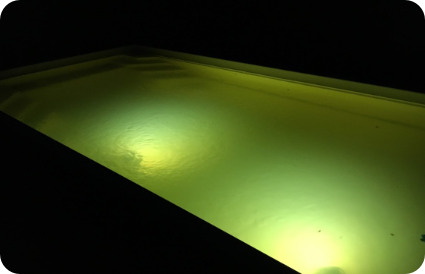 apšviestas lauko baseinas prieš vandens pilną paruošimą