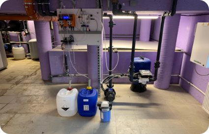 Baseino dezinfekcijai naudojamas EMEC valdiklis matuojantis pH ir laisvą chlorą vandenyje. Reagentai dozuojami automatiškai