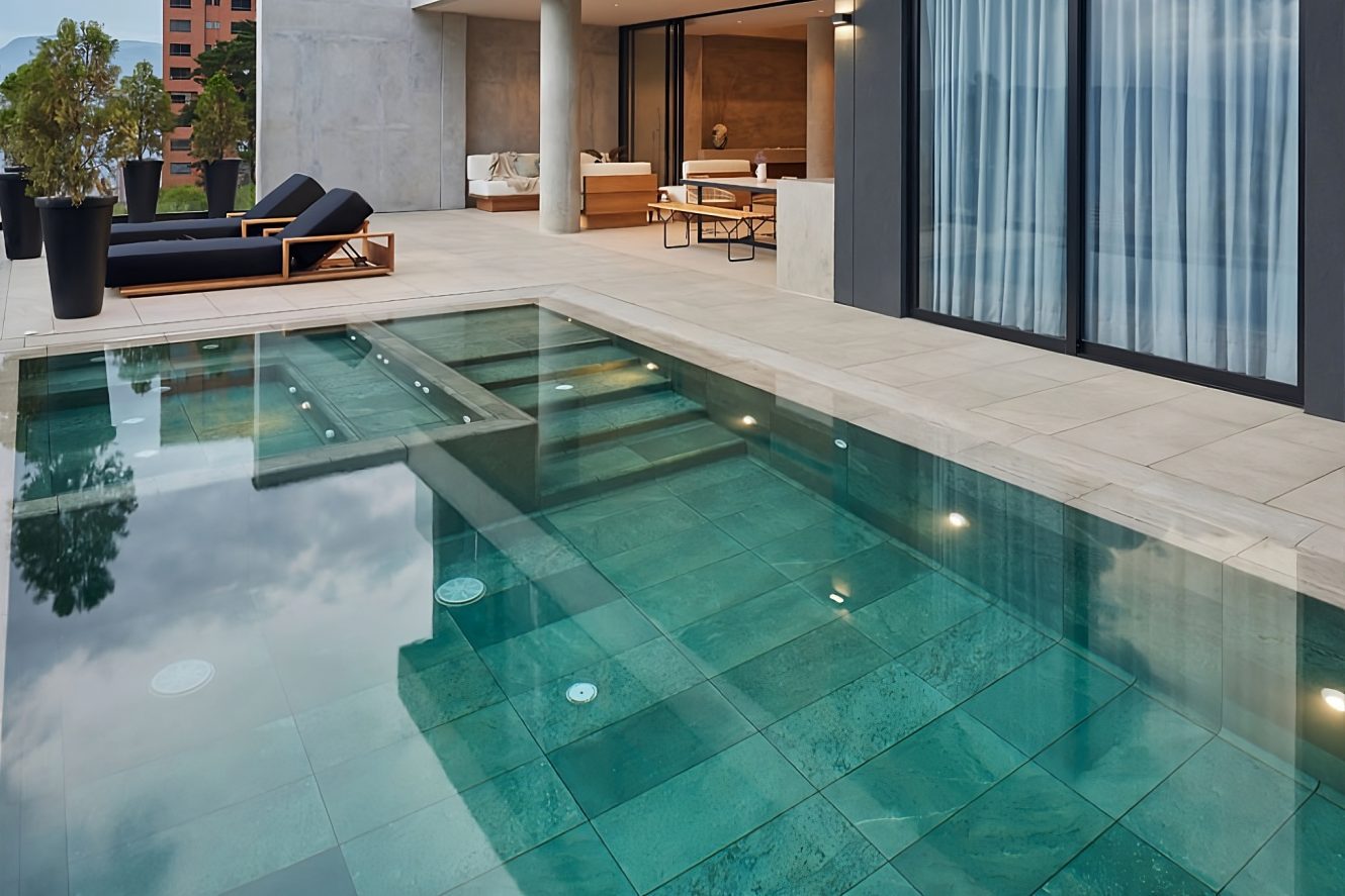 Baseino plytelės ir perpylimo sistema